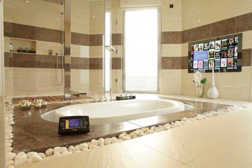 cc-Bathroom-showing-Touchpanel-&-Mirror-TV